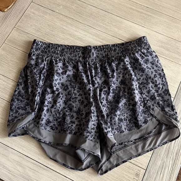 Athleta mesh racer shorts gray leopard plus size 1x NWOT - Picture 4 of 4